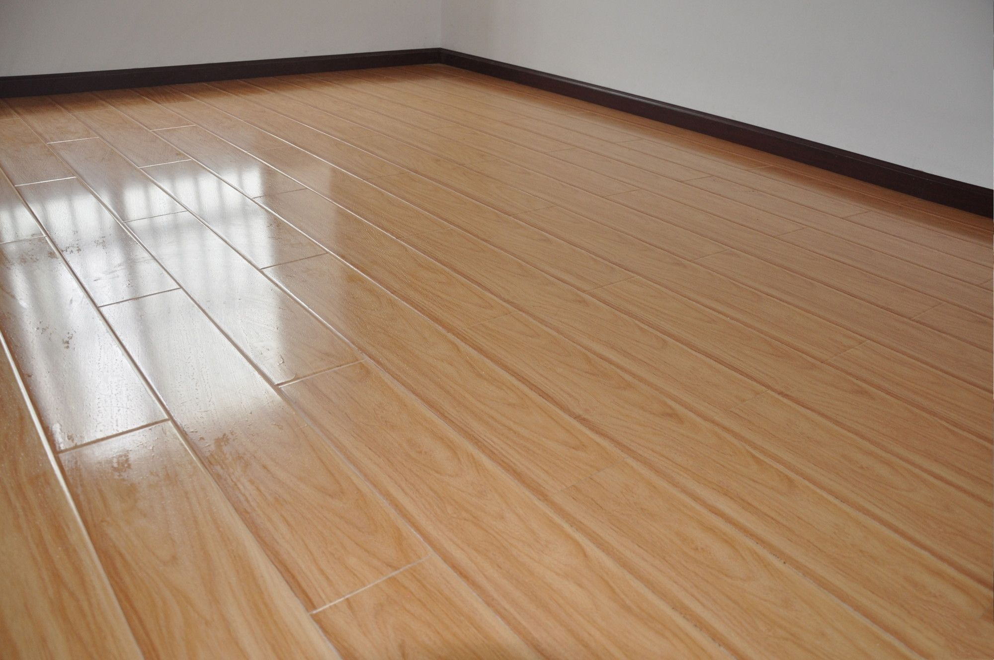 木地板铺贴的时候可以减少一些收边的工作,让木地板做好"对缝"可以让