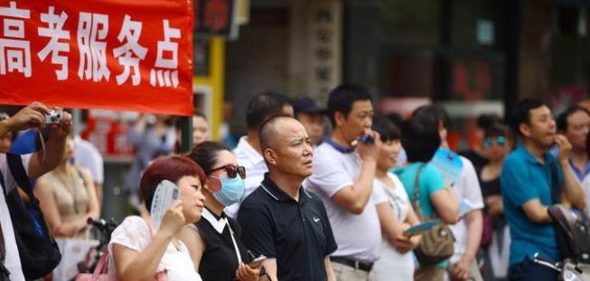 高考为何规定使用2B铅笔，看看扫描到电脑中的试卷，你就明白了休闲区蓝鸢梦想 - Www.slyday.coM