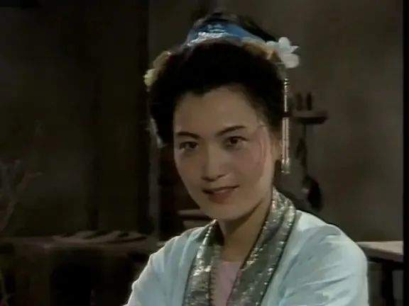 和男人调情时的风情万种,谋害武大郎时的泼辣狠毒,牟霞把潘金莲"恶"的