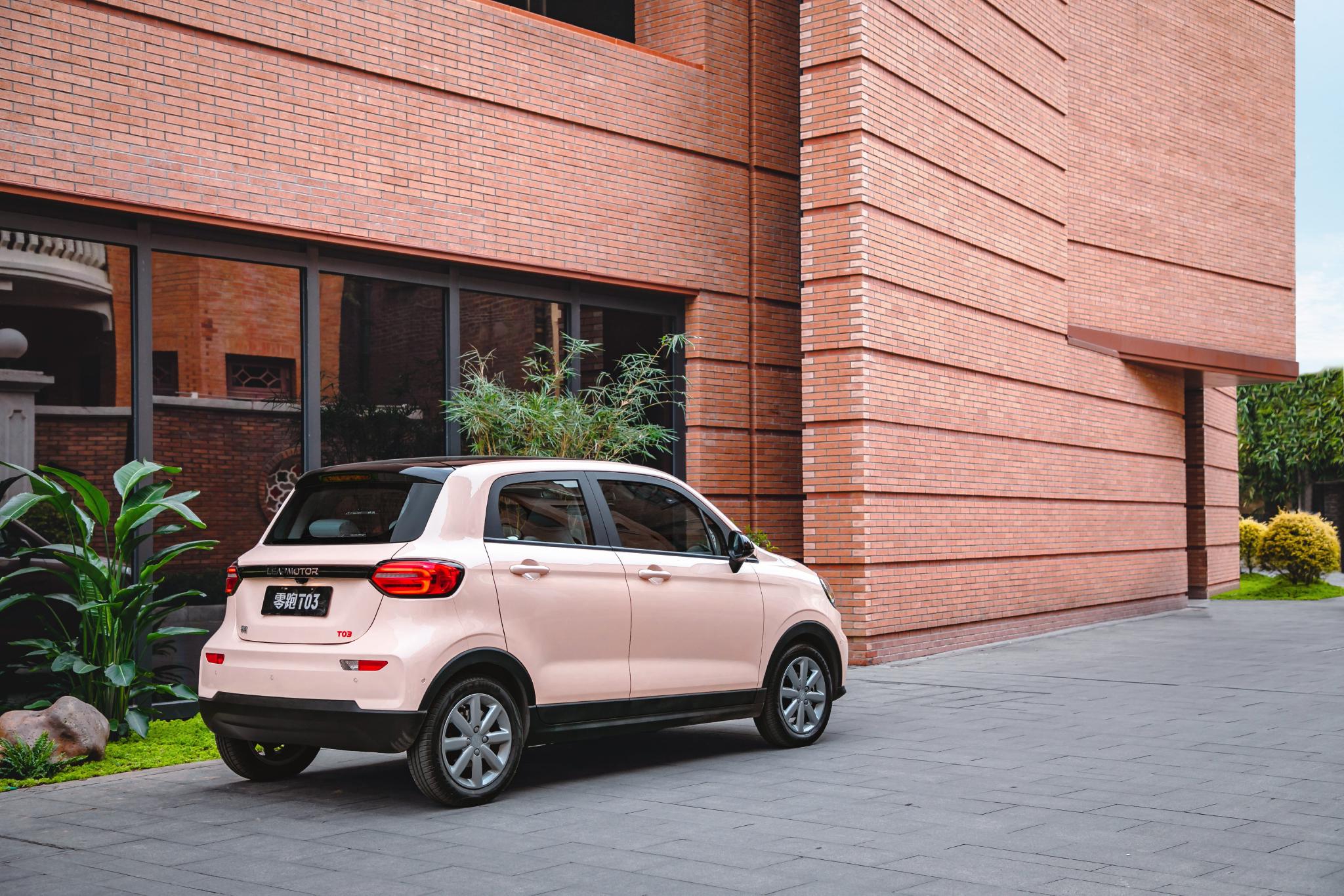 零跑t03的车身造型是比较圆润的,车身的腰线设计就比较流畅锋利,整个