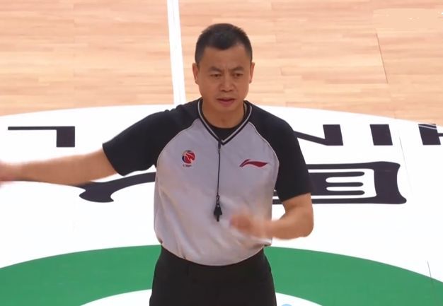 cba裁判汪梅遭篮协处罚从主裁降为助理裁判多次错漏判引争议