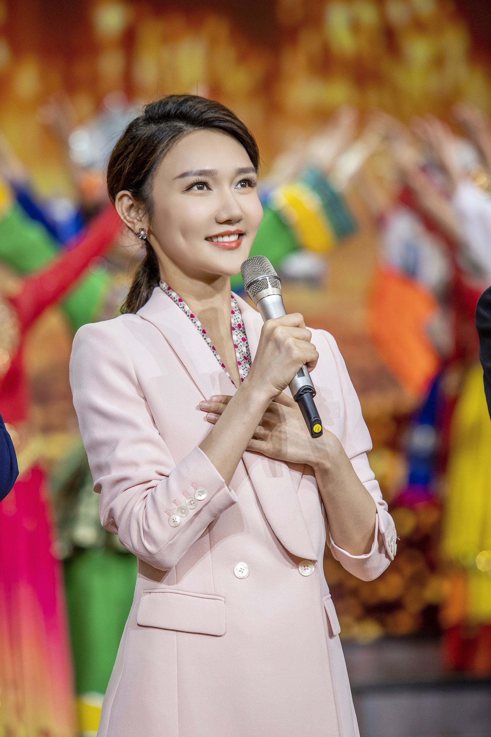 主持《第一时间》《龙洋早间秀》《惊喜连连》等节目