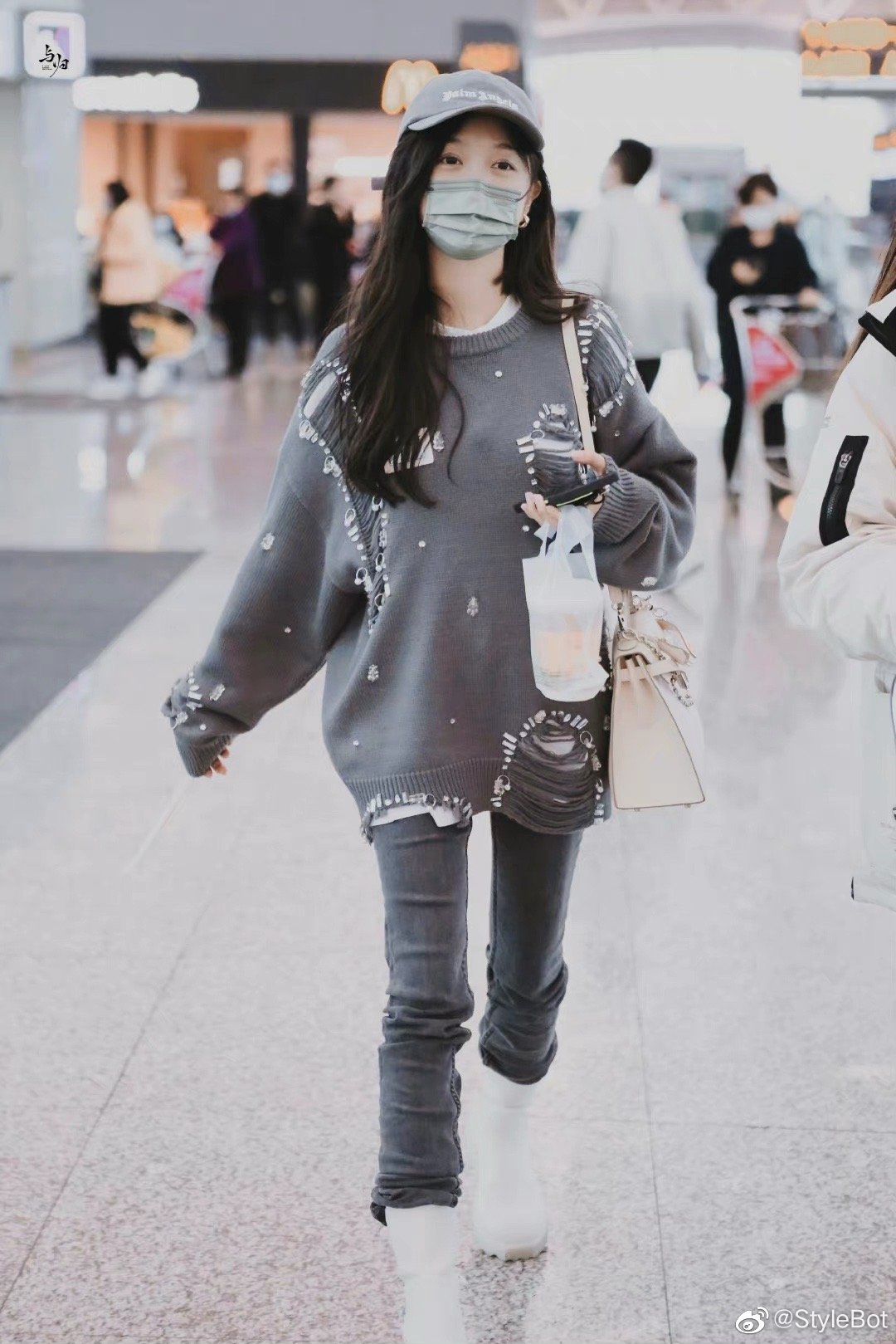 吴宣仪机场造型活力感满分灰色系穿搭搭配白色短靴