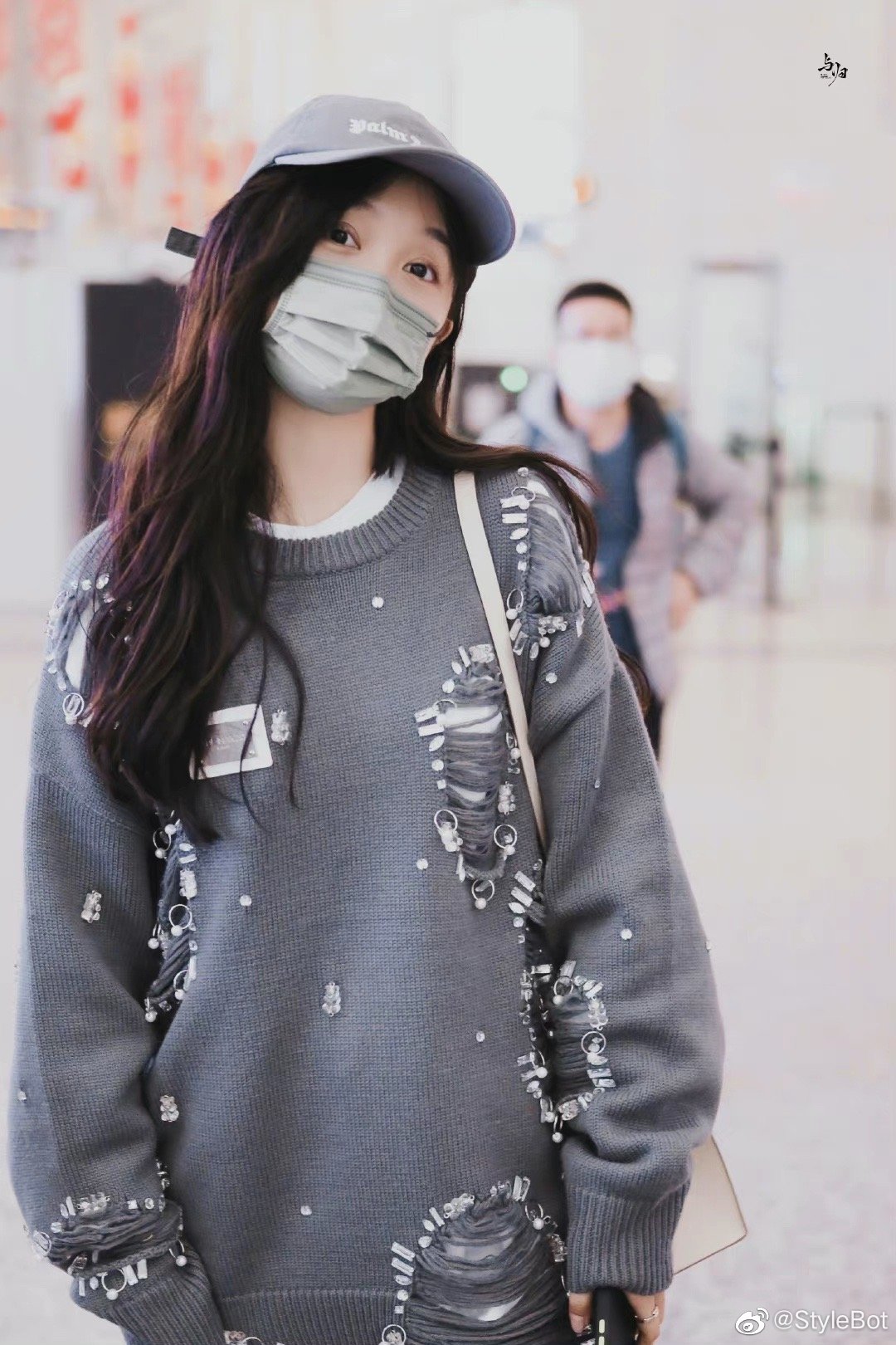 吴宣仪机场造型活力感满分灰色系穿搭搭配白色短靴