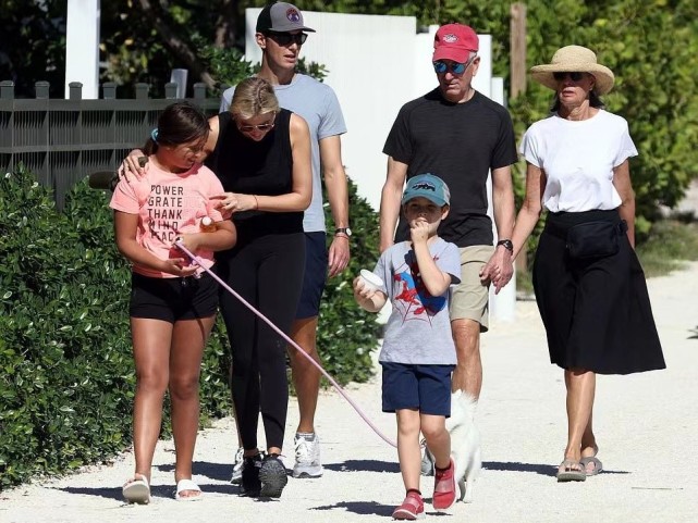 其中她和库什纳的10岁大女儿阿拉贝拉依旧是姐弟三人中最吸睛的那个