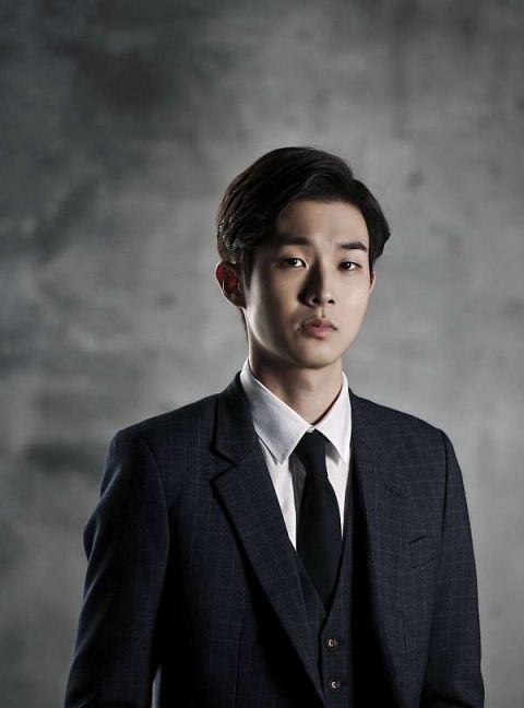 31岁崔宇植也有张逆龄之脸西装照和7年前如出一辙
