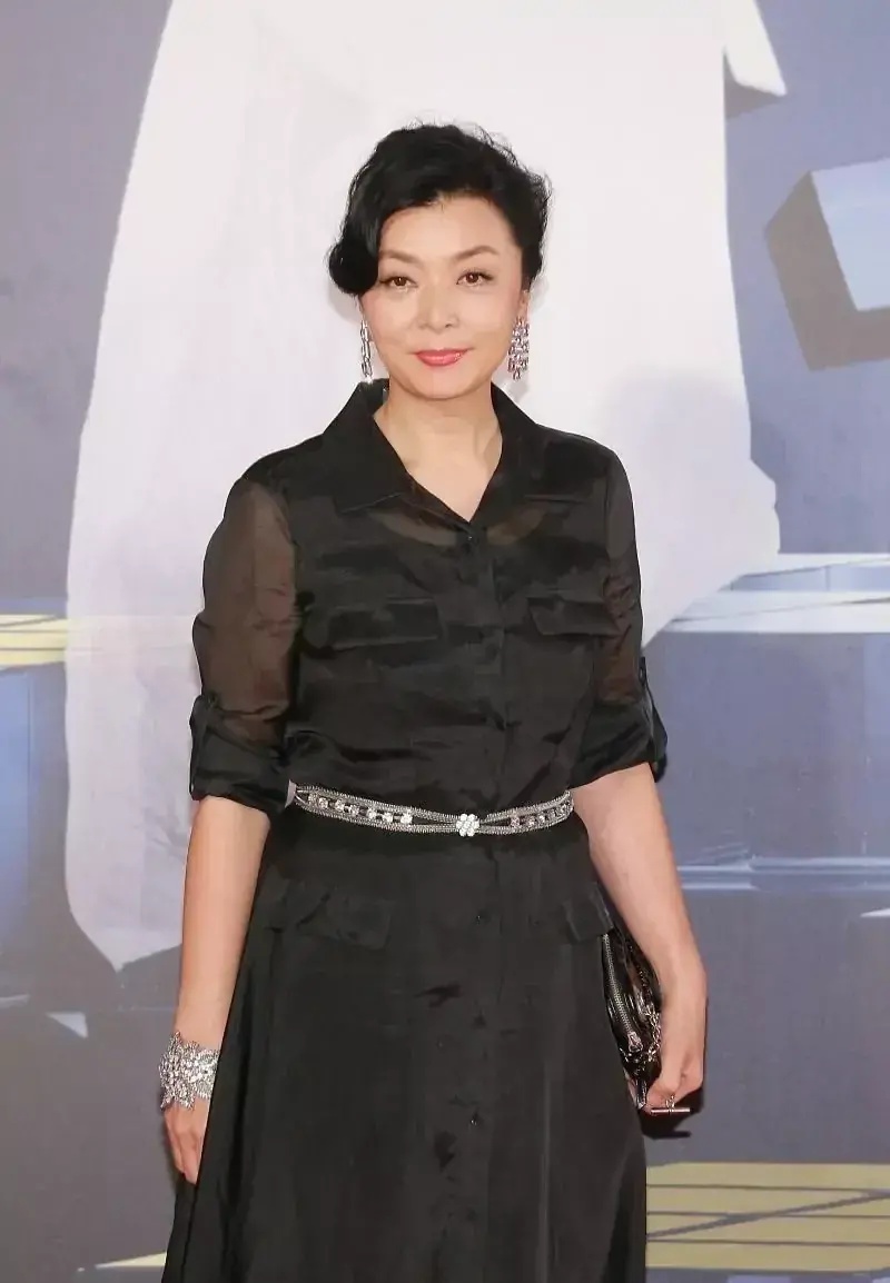 61岁陈玉莲气质超凡搭配黑色礼服高贵迷人钻石腰带轻松抢镜