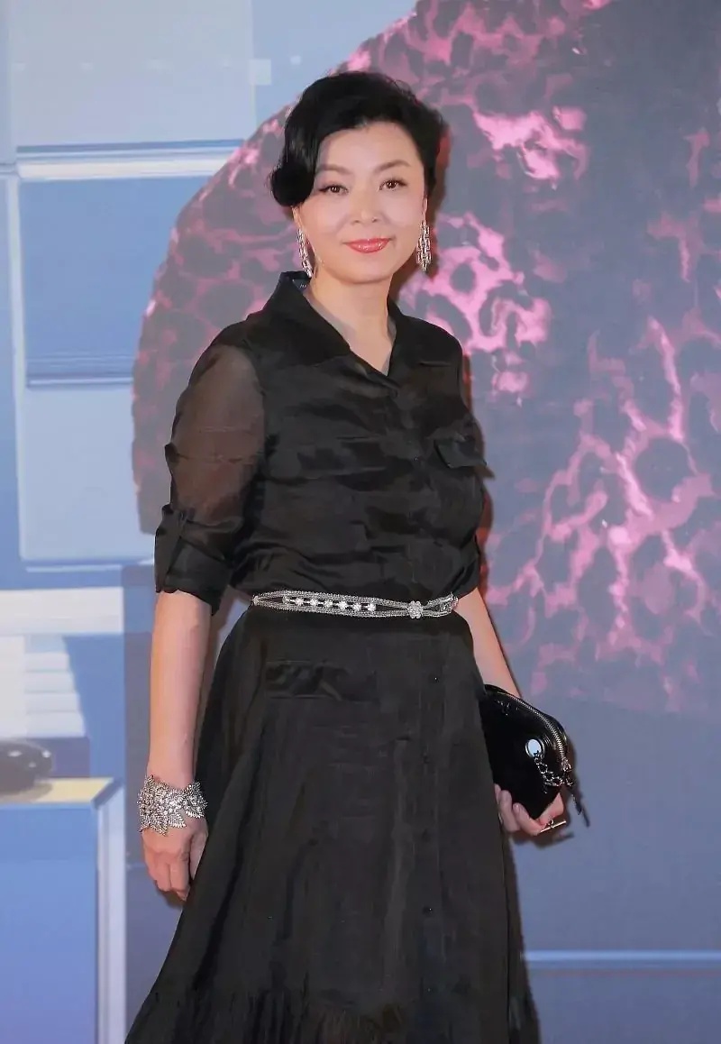 61岁陈玉莲气质超凡搭配黑色礼服高贵迷人钻石腰带轻松抢镜