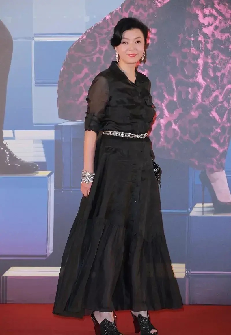 61岁陈玉莲气质超凡搭配黑色礼服高贵迷人钻石腰带轻松抢镜