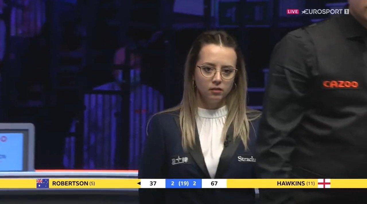 波兹洛娃在决赛上半场的一次判罚:霍金斯因为碰到绿球被罚分