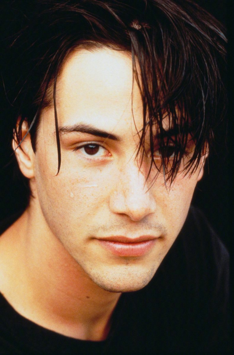 通过这些照片可以看出,25岁的基努里维斯面孔稚嫩干净,眼神清澈,颜值