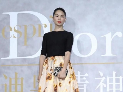 吕燕不愧是“国际超模”,穿大红色套裙配长靴,洋气又高级|吕燕|大红色|长靴_新浪新闻