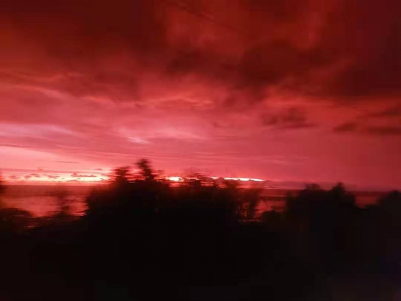 中国留学生亲历邻国汤加海底火山喷发：户外睁眼难已准备面具休闲区蓝鸢梦想 - Www.slyday.coM