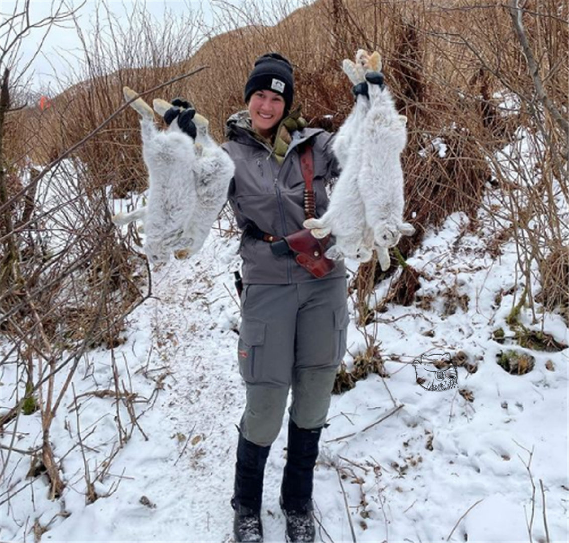 可爱的北极兔蹲坐如雪球站立则露出大长腿