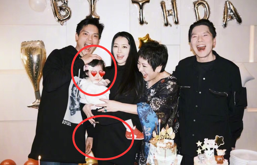 向佐给郭碧婷和向太同时庆生郭碧婷肚子明显隆起疑似怀二胎