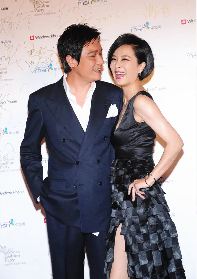 苏岩和罗嘉良甜蜜亮相穿吊带裙高贵自然依偎着老公羞涩献吻