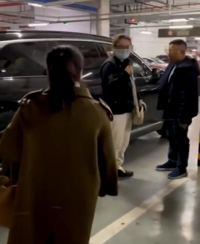上海两女子人肉占车位遇狠人，蔚来顶人强行倒车入位，车主很淡定休闲区蓝鸢梦想 - Www.slyday.coM