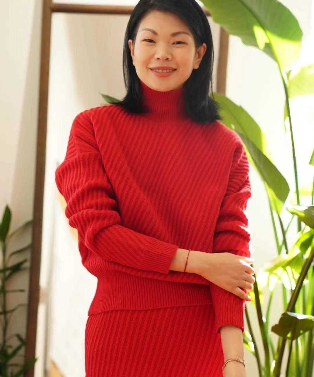 吕燕不愧是“国际超模”,穿大红色套裙配长靴,洋气又高级|吕燕|大红色|长靴_新浪新闻