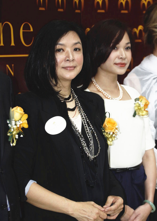 61岁陈玉莲气质超凡搭配黑色礼服高贵迷人钻石腰带轻松抢镜