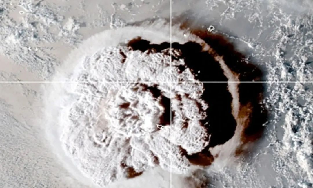“汤加火山口苏醒搅动半个地球！千年一遇的火山喷发伤害性有多大？