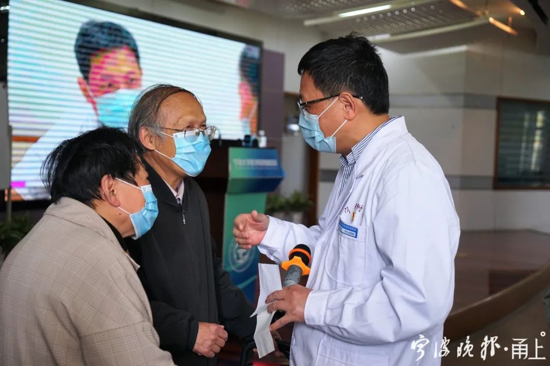 宁大医学院附属医院消化内科主任叶国良,给市民普及医学知识