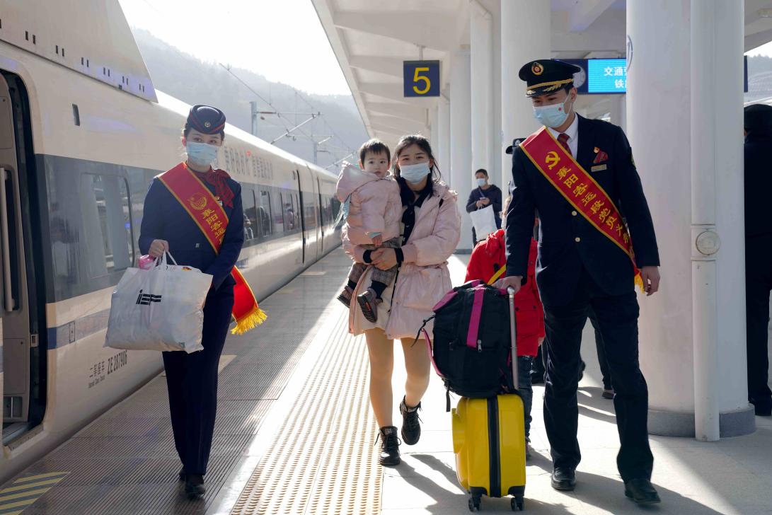 有限公司(以下简称武铁)客流运输平稳,当天预计共发送旅客25万人次