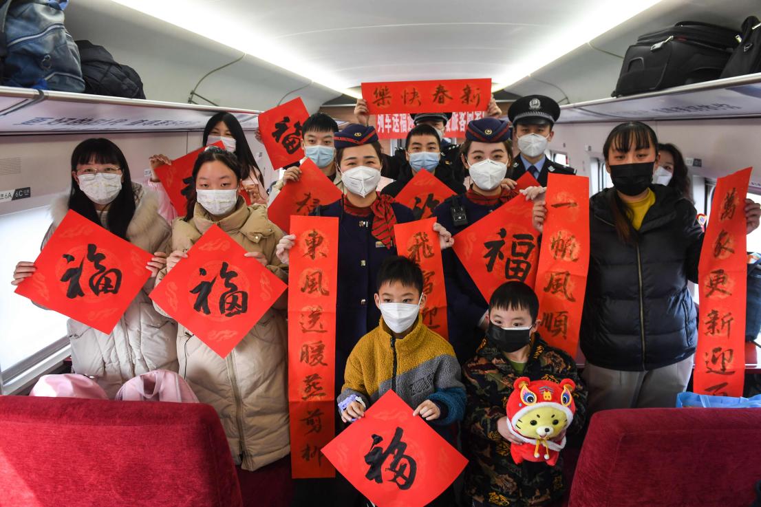 春运首日列车送福温暖旅客回家路