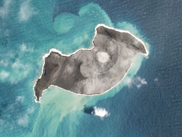 当地时间2022年1月15日，汤加海底火山喷发。视觉中国
