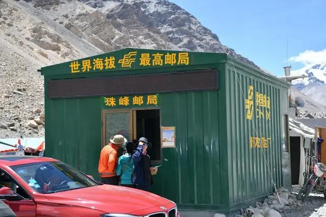 邮政司机遇堵车神操作惊呆路人邮政这都小意思星辰大海都给你送到