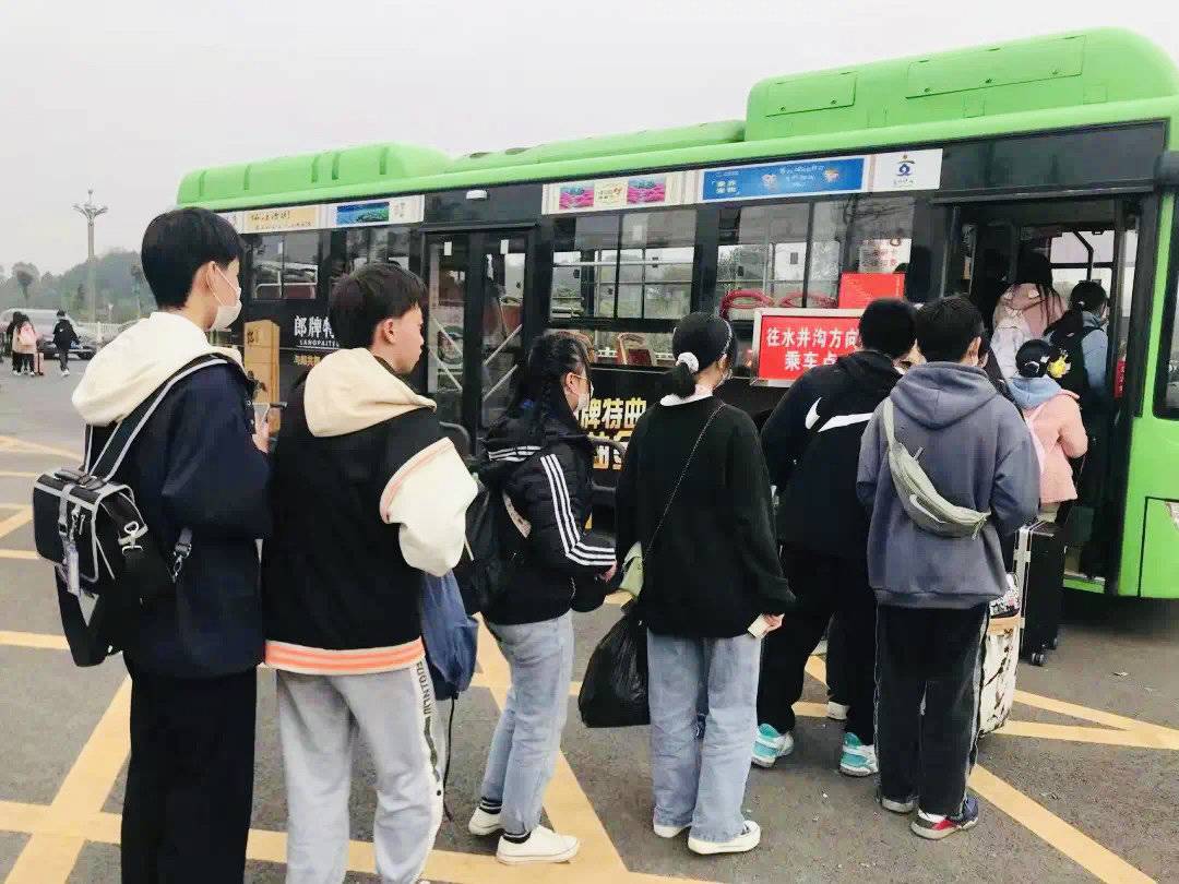 四川泸州公交春运模式已启动！下飞机、下高铁再晚都有公交车休闲区蓝鸢梦想 - Www.slyday.coM