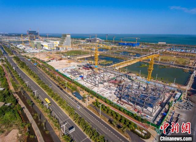 图为12月17日海口江东新区起步区的建设项目施工现场。 骆云飞 摄
