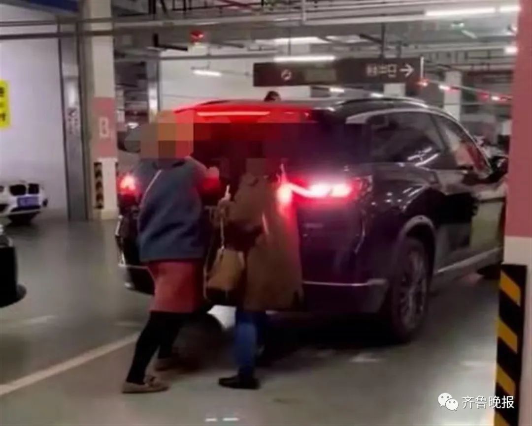 两女子"人肉占车位"遇狠人，被车强行顶开愤而报警！网友吵翻了休闲区蓝鸢梦想 - Www.slyday.coM
