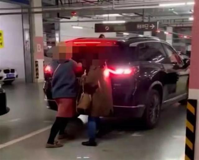 女子“人肉占车位”遇狠人，司机：我顶休闲区蓝鸢梦想 - Www.slyday.coM