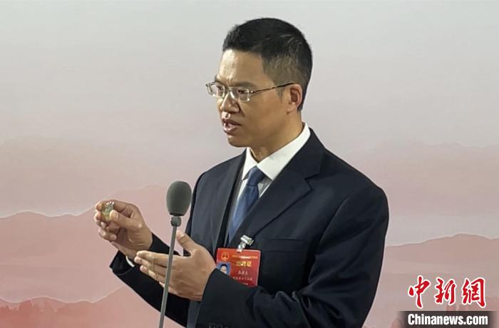 湖南省人大代表,张家界市副市长,慈利县委书记高靖生展示带来的卡通