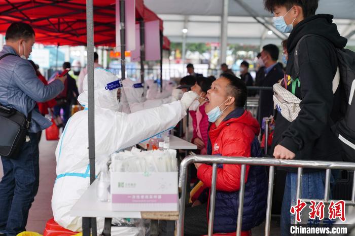 广州火车站严把交通枢纽防疫关. 胡强明 摄