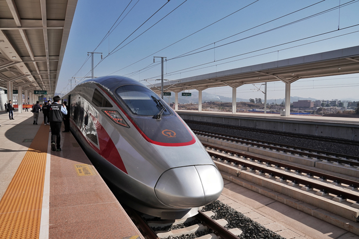 赣深高铁首发列车抵达河源东站