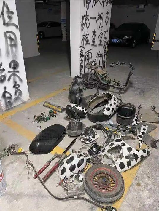 女子“人肉占车位”遇狠人，司机：我顶休闲区蓝鸢梦想 - Www.slyday.coM