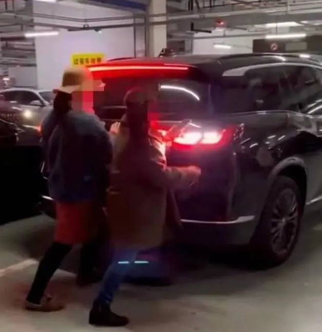 两女子"人肉占车位"遇狠人，被车强行顶开！司机：这不是“人位”！网友吵翻...警方刚刚通报休闲区蓝鸢梦想 - Www.slyday.coM