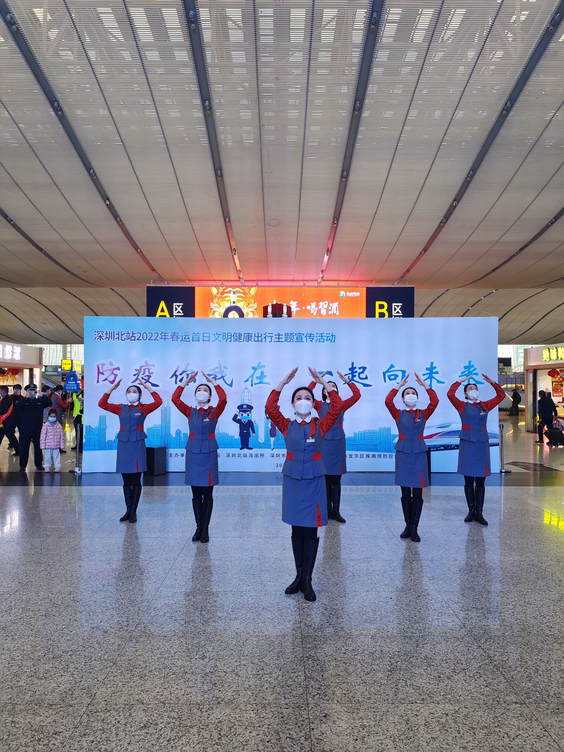 活动最后,一段由深圳北站职工带来的手语舞《国家》让人动容,在旅客的
