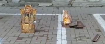 女子“人肉占车位”遇狠人，司机：我顶休闲区蓝鸢梦想 - Www.slyday.coM