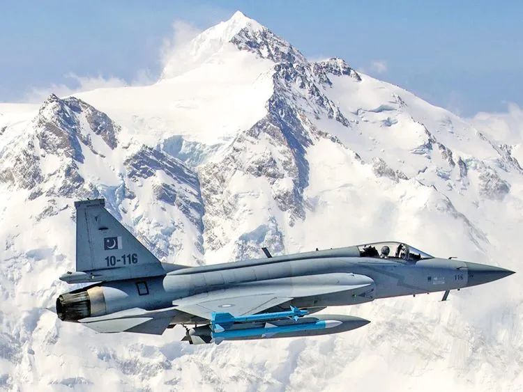  巴基斯坦已经有上百架不同批次的JF-17战斗机服役。