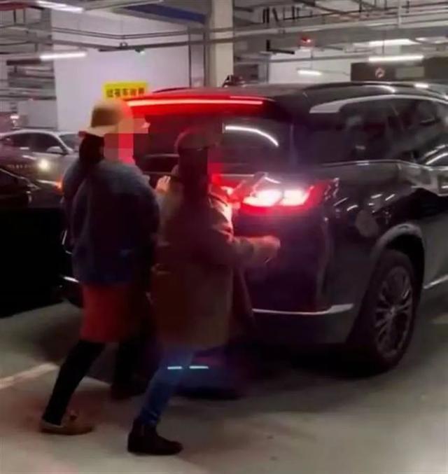 女子“人肉占车位”遇狠人，司机：我顶休闲区蓝鸢梦想 - Www.slyday.coM