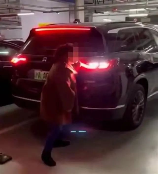 两女子人肉占车位，被车强行顶开愤而报警！网友吵翻了休闲区蓝鸢梦想 - Www.slyday.coM