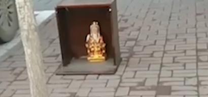 女子“人肉占车位”遇狠人，司机：我顶休闲区蓝鸢梦想 - Www.slyday.coM