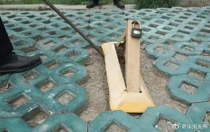 女子“人肉占车位”遇狠人，司机：我顶休闲区蓝鸢梦想 - Www.slyday.coM