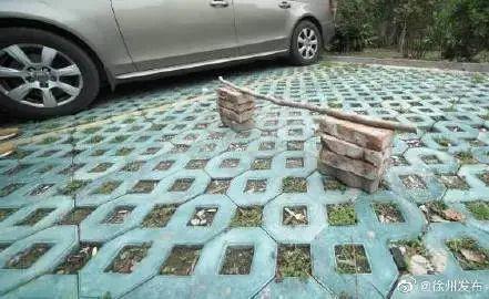 女子“人肉占车位”遇狠人，司机：我顶休闲区蓝鸢梦想 - Www.slyday.coM