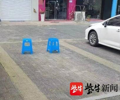 女子“人肉占车位”遇狠人，司机：我顶休闲区蓝鸢梦想 - Www.slyday.coM