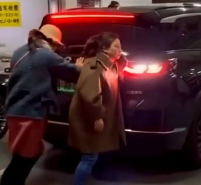 女子人肉占车位被顶开，警方：已对双方批评教育休闲区蓝鸢梦想 - Www.slyday.coM