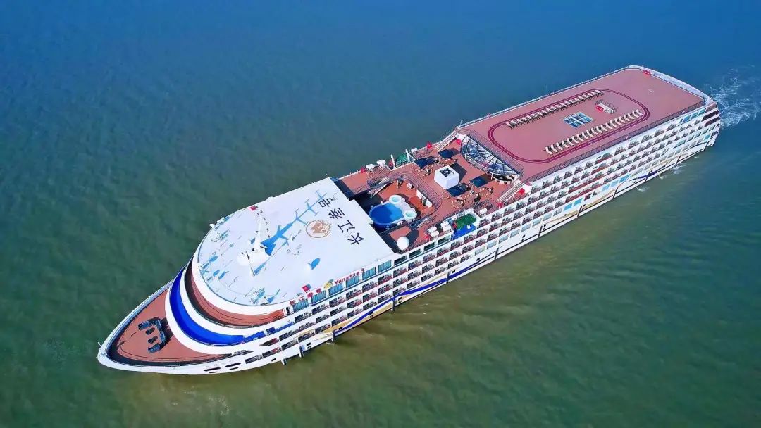 新一代高端内河游轮长江叁号轮在汉首航