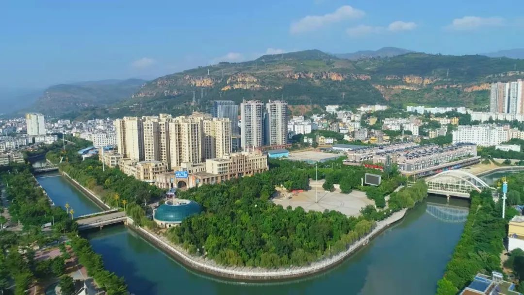 华坪县奋力谱写全面绿色转型高质量跨越式发展新篇章